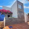 SE VENDE Y ALQUILA ELEGANTE CASA DE DOS PISOS FRENTE AL MAR A POCOS PASOS DE LA PLAYA EN PUNTA BLANCA