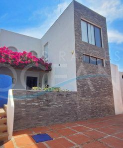 SE VENDE Y ALQUILA ELEGANTE CASA DE DOS PISOS FRENTE AL MAR A POCOS PASOS DE LA PLAYA EN PUNTA BLANCA