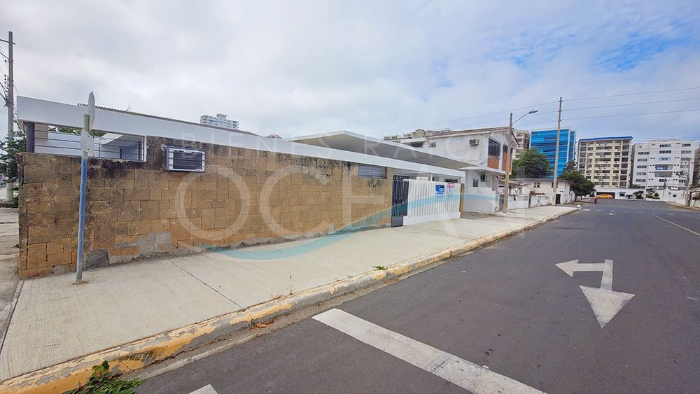 SE VENDE ESPECTACULAR CASA DE OPORTUNIDAD CON AMPLIOS ESPACIOS UBICADA EN SALINAS A POCOS PASOS DE LA PLAYA DE CHIPIPE - Imagen 2