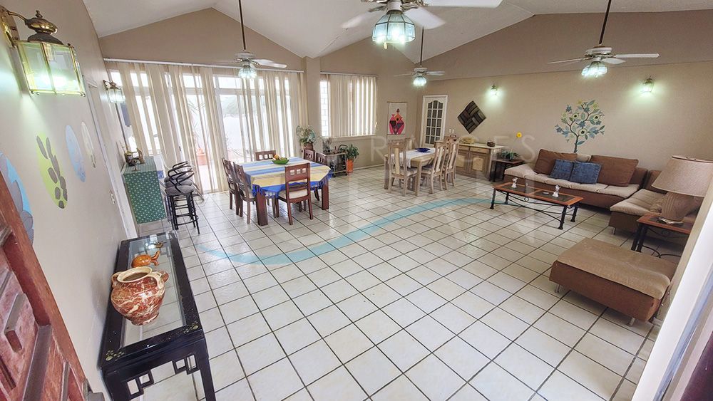 SE VENDE ESPECTACULAR CASA DE OPORTUNIDAD CON AMPLIOS ESPACIOS UBICADA EN SALINAS A POCOS PASOS DE LA PLAYA DE CHIPIPE - Imagen 8