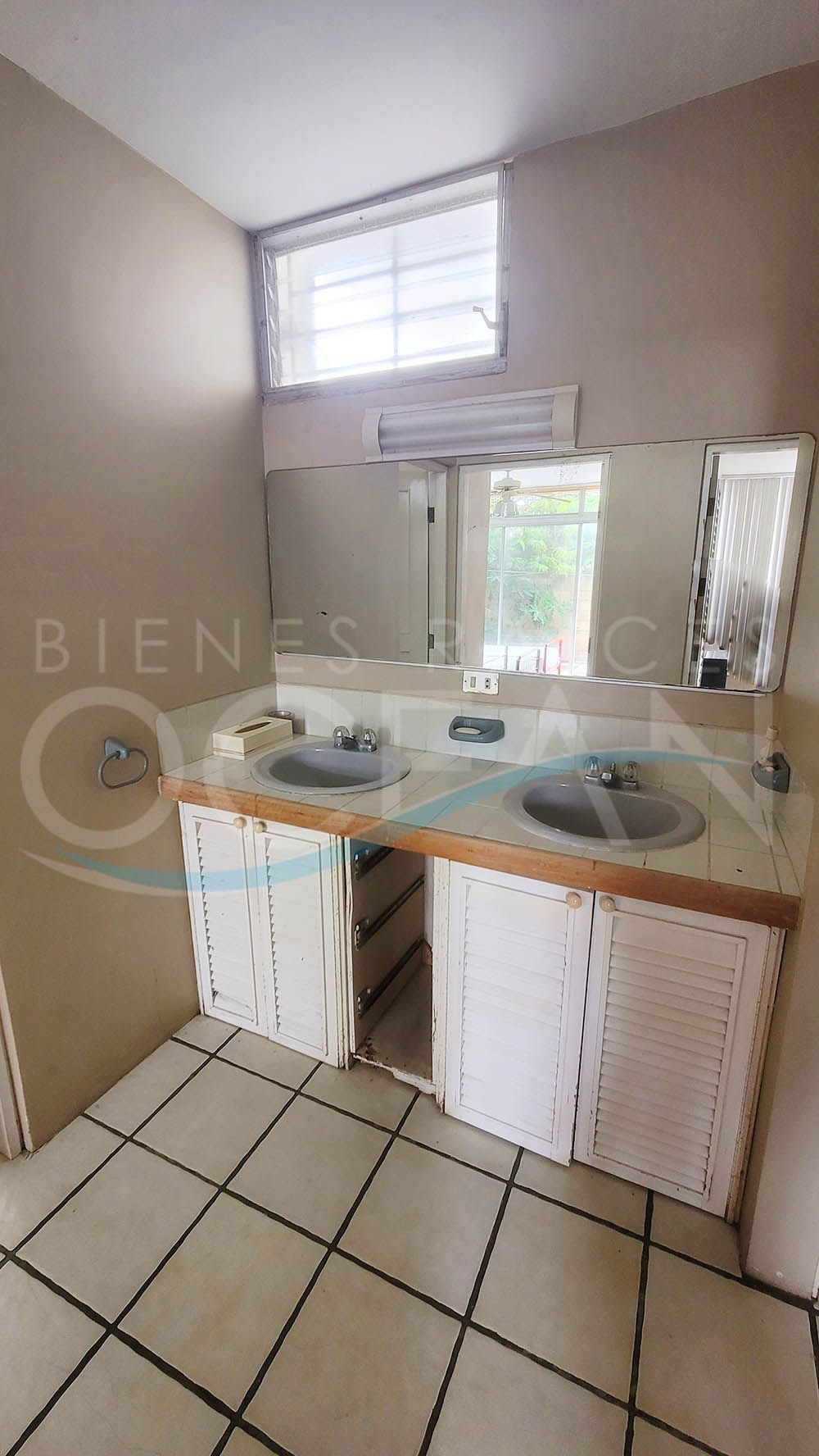 SE VENDE ESPECTACULAR CASA DE OPORTUNIDAD CON AMPLIOS ESPACIOS UBICADA EN SALINAS A POCOS PASOS DE LA PLAYA DE CHIPIPE - Imagen 22